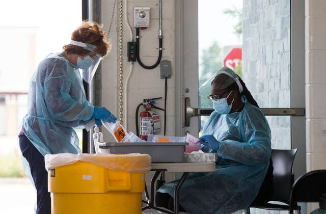 (210914) -- MISSISSAUGA (CANADA), Sept. 14, 2021 -- Medical workers wearing personal protective equipment work at a drive-thru COVID-19 testing center in Mississauga, Ontario, Canada, on Sept. 14, 2021. Canada s cumulative COVID-19 cases surpassed 1,550,000 as of Tuesday afternoon, with the total hitting 1,553,007, including 27,252 deaths, according to CTV. (Photo by Xinhua) CANADA-ONTARIO-MISSISSAUGA-COVID-19-CASES ZouxZheng