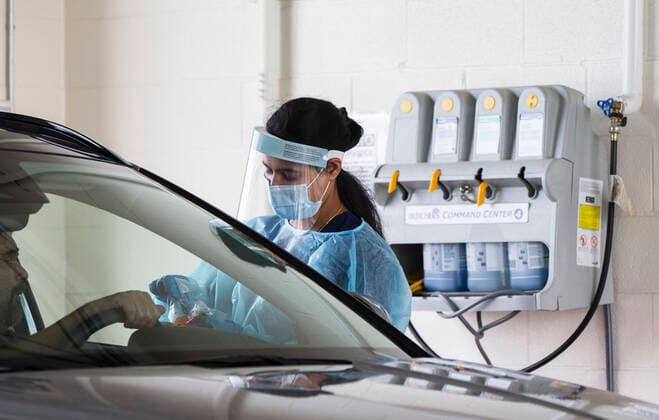 (210914) -- MISSISSAUGA (CANADA), Sept. 14, 2021 -- A medical worker wearing personal protective equipment prepares to collect a sample at a drive-thru COVID-19 testing center in Mississauga, Ontario, Canada, on Sept. 14, 2021. Canada s cumulative COVID-19 cases surpassed 1,550,000 as of Tuesday afternoon, with the total hitting 1,553,007, including 27,252 deaths, according to CTV. (Photo by Xinhua) CANADA-ONTARIO-MISSISSAUGA-COVID-19-CASES ZouxZheng