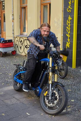 Bilder des Jahres 2021, Entertainment 09 September Entertainment Themen der Woche KW37 Martin Kesici - Erste Ausstellung im Mobility Space mit dem ersten pedalgesteuerten Elektromotorrad eROCKIT der Welt in Berlin-Friedrichshain am 15.09.2021. Mobility Space by ADAC meets eROCKIT *** Martin Kesici First exhibition in Mobility Space with the worlds first pedal-controlled electric motorcycle eROCKIT in Berlin Friedrichshain on 15 09 2021 Mobility Space by ADAC meets eROCKIT