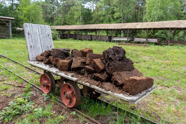 IMAGO Nature: Unsere Erde, Ressourcen, Torf torfabbau,torfballen,torfstich *** peat cutting ftv-lt6