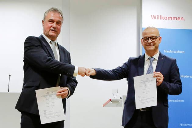 News Bilder des Tages 16.09.2021, Berlin, Deutschland - Pressekonferenz: DB und GDL einigen sich auf Tarifkompromiss. Die Deutsche Bahn, DB und die Gewerkschaft Deutscher Lokomotivfuehrer, GDL haben sich auf einen Tarifabschluss verstaendigt. Damit ist der Tarifkonflikt mit der GDL beigelegt. Der Tarifvertrag hat eine lange Laufzeit von 32 Monaten bis Oktober 2023. Foto: v.l. Claus Weselsky, Bundesvorsitzender der Gewerkschaft Deutscher Lokomotivfuehrer, GDL und Martin Seiler, Vorstand Personal und Recht der DB. *** 16 09 2021, Berlin, Germany Press conference DB and GDL agree on wage compromise Deutsche Bahn, DB, and the union of German locomotive drivers, GDL, have agreed on a wage settlement This settles the wage dispute with the GDL The wage agreement has a