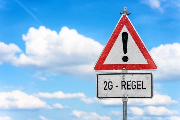 16 September 2021: Traffic sign with the inscription 2G rule, 2 G Covid-19 rule, access for vaccinated and recovered persons, exclusion of tested persons 2G rule