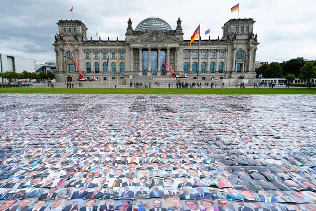 Bilder des Jahres 2021, News 09 September News Themen der Woche KW37 News Bilder des Tages Aktion von Seebruecke mit dem Thema 48.000 Mal Abschottung Aktuell, 16.09.2021, Berlin, Aktion der Organisation Seebruecke mit dem Thema 48.000 Mal Abschottung vor dem Platz der Republik - Grossaktion und Kundgebung zum Thema Menschenrechte sind unverhandelbar! mit den Bildern von Bundestagsabgeordneten. Berlin Berlin Deutschland *** Action of Seebruecke with the topic 48 000 times foreclosure Current, 16 09 2021, Berlin, Action of the organization Seebruecke with the topic 48 000 times foreclosure in front of the Platz der Republik Big action and rally on the topic Human rights are non-negotiable with the pictures of members of the Bundestag Berlin Berlin Germany