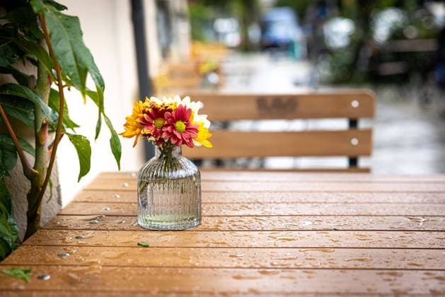 IMAGO Creative, Frühling, Start der Straßencafe-Saison Tisch mit Blumen in einem Strassenlokal in Berlin im August 2021. *** Table with flowers in a street bar in Berlin in August 2021 Copyright: xBEAUTIFULxSPORTS KJPetersx