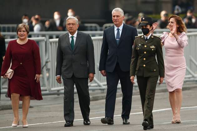 The president of Cuba, Miguel Diaz-Canel, special guest, and the president of Mexico, Andres Manuel Lopez Obrador (R), together with their wives, respectively Lis Cuesta Peraza (L), and Beatriz Gutierrez Muller (R), participate in the military parade of the 211th Anniversary of the Independence of Mexico, today, in the Zocalo of Mexico City, Mexico 16 September 2021. 211 anniversary of the independence of Mexico !ACHTUNG: NUR REDAKTIONELLE NUTZUNG!  Copyright: xJoséxMéndezx MEX1626 20210916-f4206750aba3107c9b41c23fbf5e2057e876d36d