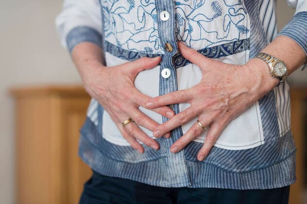 IMAGO Creative: Internationaler Frauenmonat, Gesundheit, Frauen in der Menopause magenschmerzen,bauchschmerz,bauchschmerzen,bauchweh,magenschmerz,schmerz,schmerzen *** stomach ache,stomach aches fpi-gm5 ,model released, Symbolfoto ,property released