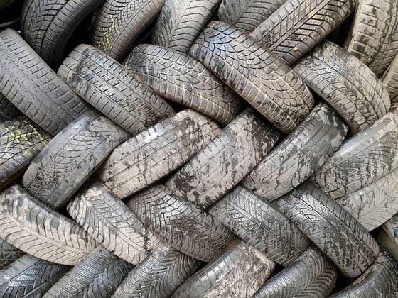 IMAGO Creative: Klimawandel - Grüne Erholung altreifen,reifen *** old tires iuo-fil