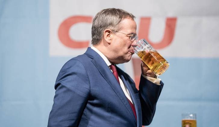 Armin Laschet, Spitzenkandidat CDU CSU und CDU-Bundesvorsitzender - Wahlkampfveranstaltung im Außenbereich Startpalais Celle - Armin Laschet hält eine Biergartenrede;Armin Laschet, Spitzenkandidat CDU CSU und CDU-Bundesvorsitzender - Wahlkampfveranstaltung im Außenbereich Startpalais Celle - Armin Laschet hält eine Biergartenrede, Celle Niedersachsen Deutschland Stadtpalais Celle *** Armin Laschet, top candidate CDU CSU and CDU federal chairman election campaign event outside Startpalais Celle Armin Laschet holds a beer garden speech Armin Laschet, top candidate CDU CSU and CDU federal chairman election campaign event outside Startpalais Celle Armin Laschet holds a beer garden speech, Celle Lower Saxony Germany Stadtpalais Celle