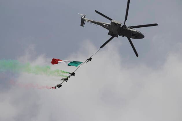 Military Parade On The Occasion Of The 211th Anniversary Of The Independence Of Mexico A helicopter and members of the Mexican army during an aerial military parade in Mexico City s Zocalo, marking the 211th anniversary of Mexico s Independence. Mexico City Mexico vieyra-notitle210916_np5Se  Copyright: xGerardoxVieyrax