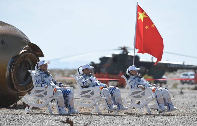 Bilder des Jahres 2021, News 09 September News Themen der Woche KW37 News Bilder des Tages (210917) -- DONGFENG LANDING SITE, Sept. 17, 2021 -- Astronauts Nie Haisheng (C), Liu Boming (R) and Tang Hongbo are out of the return capsule of the Shenzhou-12 spaceship at the Dongfeng landing site in north China s Inner Mongolia Autonomous Region on Sept. 17, 2021. Three Chinese astronauts, the first sent to orbit for space station construction, have completed their three-month mission and returned to Earth safely on Friday. ) (EyesonSci) CHINA-SHENZHOU-12-RETURN (CN) LianxZhen 
