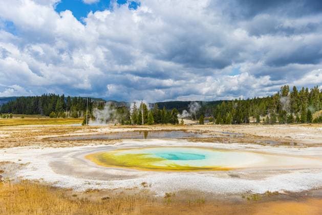 Bottomless Pit hot spring in Yellowstone National Park, WY. Bottomless Pit is a hot spring in Chain Lakes Complex and Upper Geyser Basin on Firehole River in Yellowstone National Park, Rocky Mountains, WY. Yellowstone National Park USA *** Bottomless Pit heiße Quelle im Yellowstone-Nationalpark, WY Bottomless Pit ist eine heiße Quelle im Chain Lakes Complex und Upper Geyser Basin am Firehole River im Yellowstone-Nationalpark, Rocky Mountains, WY Yellowstone National Park USA Copyright: xCHRISTIANxOFFENBERGx