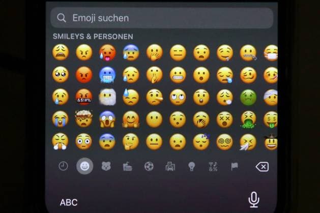 Emoji, Emojis auf einem Smartphone, iPhone Emojis am 17.09.2021 in Siegen Deutschland. *** emoji, emojis on a smartphone, iPhone emojis on 17 09 2021 in Siegen Germany