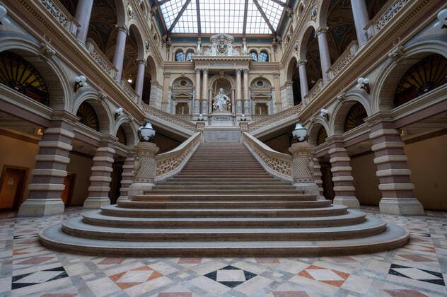 20210917 Corona - Hearing for compensation for the surviving dependents of a man who died in Ischgl VIENNA, AUSTRIA - SEPTEMBER 17: Inside the Vienna Palace of Justice at the start of the hearing for compensation for the surviving dependents of a man who died in Ischgl at Vienna Palace of Justice on September 17, 2021 in Vienna, Austria. WIEN, OESTERREICH - 17. SEPTEMBER: Im Justizpalast Wien anl. der Verhandlung um Schadenersatz fuer Hinterbliebene eines in Ischgl infizierten und folglich verstorbenen Mannes im Landesgericht für Zivilrechtssachen im Wiener Justizpalst am 17. September 2021 in Wien, Oesterreich. 210917_SEPA_32_003 Copyright: xMartinxJuenx SEPAxMedia