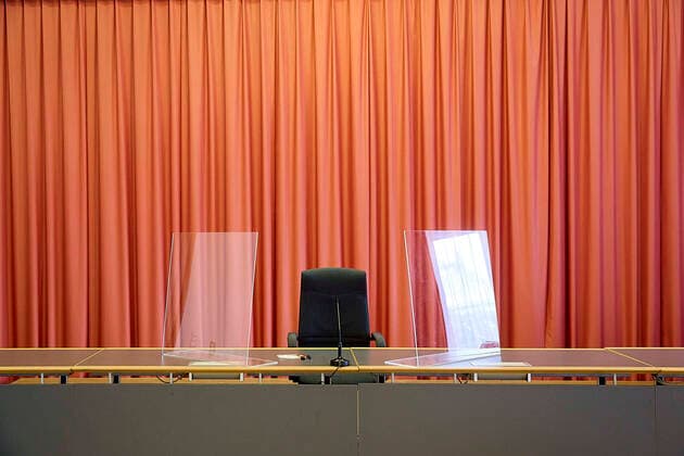 - Wien 17.09.2021 - Am Wiener Landesgericht für Zivilrechtssachen begann heute die erste mündliche Verhandlung einer Amtshaftungsklage gegen die Republik Österreich in der Causa Ischgl. Die Witwe und der Sohn eines 72-Jährigen, der sich mutmasslich bei einem Ischgl-Aufenthalt im März 2020 mit dem Coronavirus ansteckte und wenig später starb, verlangen rund 100.000 Euro Schadenersatz von der Republik Österreich. Der Verbraucherschutzverein (VSV) hat im Namen der Familie die Klage eingebracht. PHOTO: der noch leere Sessel der Richterin die nicht fotografiert oder gefilmt werden wollte. Vienna AUSTRIA - The first oral hearing of an official liability suit against the Republic of Austria in the Ischgl case began today at the Vienna Region 