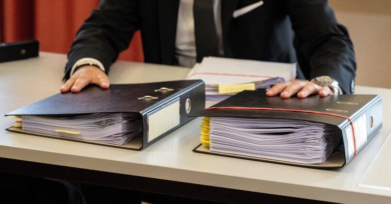 20210917 Corona - Hearing for compensation for the surviving dependents of a man who died in Ischgl VIENNA, AUSTRIA - SEPTEMBER 17: Files at the start of the hearing for compensation for the surviving dependents of a man who died in Ischgl at Vienna Palace of Justice on September 17, 2021 in Vienna, Austria. WIEN, OESTERREICH - 17. SEPTEMBER: Akten bei der Verhandlung um Schadenersatz fuer Hinterbliebene eines in Ischgl infizierten und folglich verstorbenen Mannes im Landesgericht für Zivilrechtssachen im Wiener Justizpalst am 17. September 2021 in Wien, Oesterreich. 210917_SEPA_32_023 Copyright: xMartinxJuenx SEPAxMedia