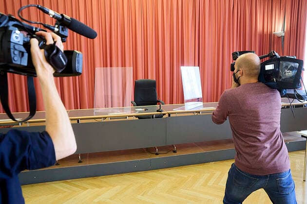 - Wien 17.09.2021 - Am Wiener Landesgericht für Zivilrechtssachen begann heute die erste mündliche Verhandlung einer Amtshaftungsklage gegen die Republik Österreich in der Causa Ischgl. Die Witwe und der Sohn eines 72-Jährigen, der sich mutmasslich bei einem Ischgl-Aufenthalt im März 2020 mit dem Coronavirus ansteckte und wenig später starb, verlangen rund 100.000 Euro Schadenersatz von der Republik Österreich. Der Verbraucherschutzverein (VSV) hat im Namen der Familie die Klage eingebracht. PHOTO: der noch leere Sessel der Richterin die nicht fotografiert oder gefilmt werden wollte. Vienna AUSTRIA - The first oral hearing of an official liability suit against the Republic of Austria in the Ischgl case began today at the Vienna Region 