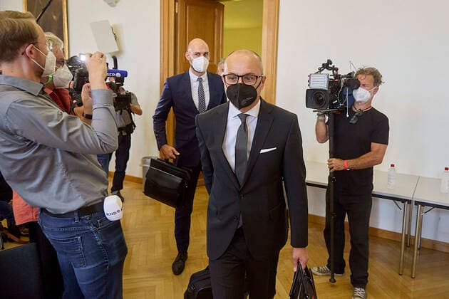 - Wien 17.09.2021 - Am Wiener Landesgericht für Zivilrechtssachen begann heute die erste mündliche Verhandlung einer Amtshaftungsklage gegen die Republik Österreich in der Causa Ischgl. Die Witwe und der Sohn eines 72-Jährigen, der sich mutmasslich bei einem Ischgl-Aufenthalt im März 2020 mit dem Coronavirus ansteckte und wenig später starb, verlangen rund 100.000 Euro Schadenersatz von der Republik Österreich. Der Verbraucherschutzverein (VSV) hat im Namen der Familie die Klage eingebracht. PHOTO: Die beiden Juristen der Finanzprokuratur die die beklagte Republik Österreich vertreten werden. Vienna AUSTRIA - The first oral hearing of an official liability suit against the Republic of Austria in the Ischgl case began today at the Vien 