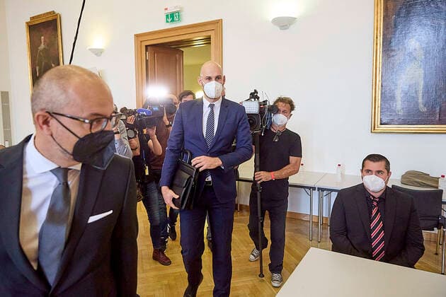 - Wien 17.09.2021 - Am Wiener Landesgericht für Zivilrechtssachen begann heute die erste mündliche Verhandlung einer Amtshaftungsklage gegen die Republik Österreich in der Causa Ischgl. Die Witwe und der Sohn eines 72-Jährigen, der sich mutmasslich bei einem Ischgl-Aufenthalt im März 2020 mit dem Coronavirus ansteckte und wenig später starb, verlangen rund 100.000 Euro Schadenersatz von der Republik Österreich. Der Verbraucherschutzverein (VSV) hat im Namen der Familie die Klage eingebracht. PHOTO: Die beiden Juristen der Finanzprokuratur (L) und der Sohn des Verstorbenen, Ulrich Schopf (R), kurz vor Beginn der Verhandlung. Vienna AUSTRIA - The first oral hearing of an official liability suit against the Republic of Austria in the Isc 