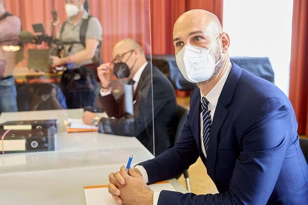 - Wien 17.09.2021 - Am Wiener Landesgericht für Zivilrechtssachen begann heute die erste mündliche Verhandlung einer Amtshaftungsklage gegen die Republik Österreich in der Causa Ischgl. Die Witwe und der Sohn eines 72-Jährigen, der sich mutmasslich bei einem Ischgl-Aufenthalt im März 2020 mit dem Coronavirus ansteckte und wenig später starb, verlangen rund 100.000 Euro Schadenersatz von der Republik Österreich. Der Verbraucherschutzverein (VSV) hat im Namen der Familie die Klage eingebracht. PHOTO: Die beiden Juristen der Finanzprokuratur die die beklagte Republik Österreich vertreten werden. Vienna AUSTRIA - The first oral hearing of an official liability suit against the Republic of Austria in the Ischgl case began today at the Vien 