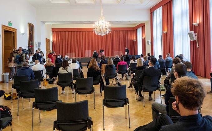 20210917 Corona - Hearing for compensation for the surviving dependents of a man who died in Ischgl VIENNA, AUSTRIA - SEPTEMBER 17: The courtroom for at the start of the hearing for compensation for the surviving dependents of a man who died in Ischgl at Vienna Palace of Justice on September 17, 2021 in Vienna, Austria. WIEN, OESTERREICH - 17. SEPTEMBER: Der Gerichtssaal fuer die Verhandlung um Schadenersatz fuer Hinterbliebene eines in Ischgl infizierten und folglich verstorbenen Mannes im Landesgericht für Zivilrechtssachen im Wiener Justizpalst am 17. September 2021 in Wien, Oesterreich. 210917_SEPA_32_024 Copyright: xMartinxJuenx SEPAxMedia