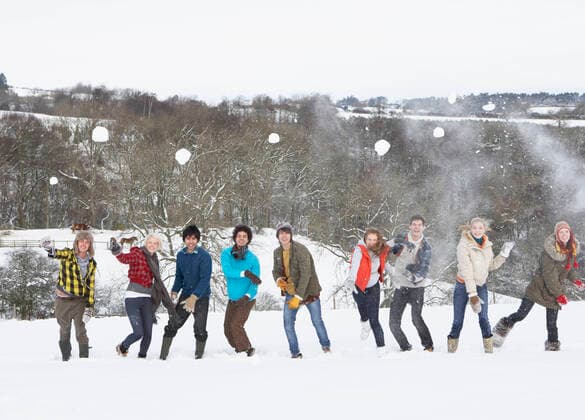 schneeballschlacht,schneeballschlachten *** snowball fight,snowball fights m5r-fhd ,model released, Symbolfoto
