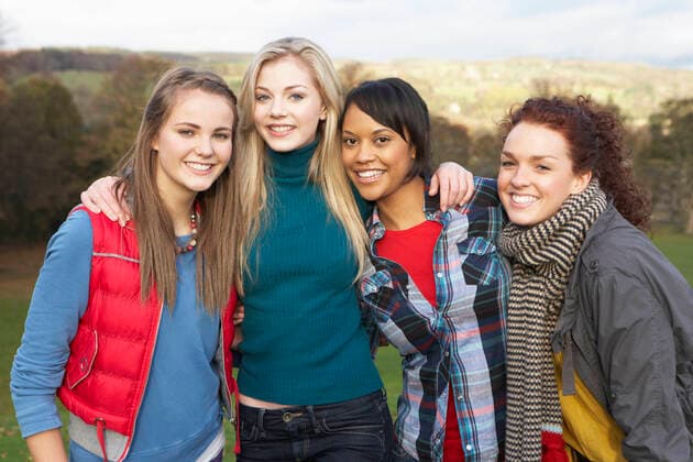 IMAGO Creative: Gesellschaft, Integration freundschaft,freundinnen,clique,befreundet,freund,freunde,freundschaften,freundin,freundeskreis *** friendship,friends,clique,friendships,friend,cliques m5r-fua ,model released, Symbolfoto