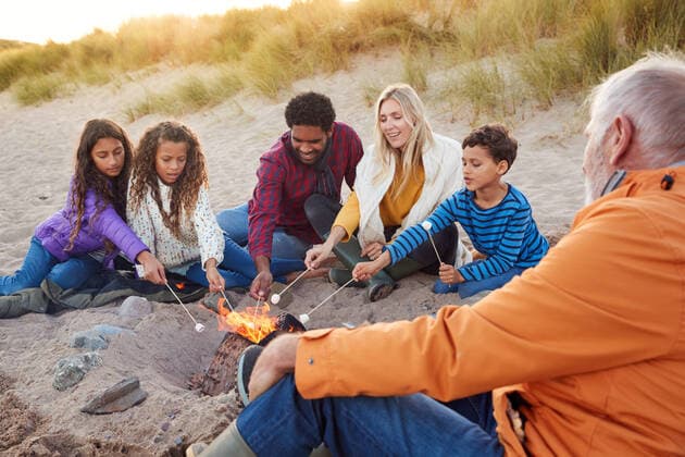 familie,gemeinsam,lagerfeuer,generationen,multikulturell,familien,gemeinschaftlich,miteinander,zusammen,feuer,feuerstelle,feuerstellen,altersunterschied,generation,multikulti,multikulturalismus *** family,together,campfire,generations,multicultural,families,togethers,campfires,generation,multiculturals mmq-1074 ,model released, Symbolfoto