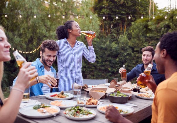 glücklich,freunde,takeaway,gartenparty,glück,glücklichsein,befreundet,freund,freundschaft,gartenfest,gartenfeste,gartenparties,party,sommerfest,sommerparty *** happy,friends,take out food,garden party,happies,friend,take out foods,garden parties,gartenfest,parties,party mmq-10tt ,model released, Symbolfoto