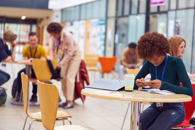 warten,lesen,sms,studentin,lerngruppe,person of color,sms schreiben,student,studenten,studentinnen,studierende,arbeitsgruppe,lerngruppen *** waiting,reading,sms,student,learning group,read,reading a book,reading something,to read,students,learning groups mmq-10vo ,model released, Symbolfoto