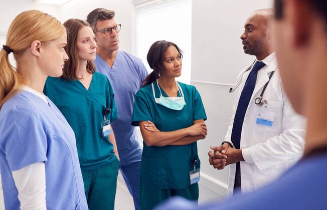 meeting,team,krankenhaus,teambesprechung,besprechung,teamgespräch,teamsitzung,teams,hospital,hospitäler,klinik,kliniken,klinikum,krankenhäuser,spital,spitäler *** meeting,team,hospital,team meeting,feedback,teams,clinic,hospitals,medical center mmq-10x6 ,model released, Symbolfoto