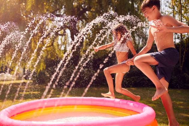 sommer,abkühlung,geschwister,planschbecken,sommerlich,abkühlen,kühlen,kühlung,schwimmbecken *** summer,cooling,siblings,wading pool,summers,wading pools mmq-113i ,model released, Symbolfoto