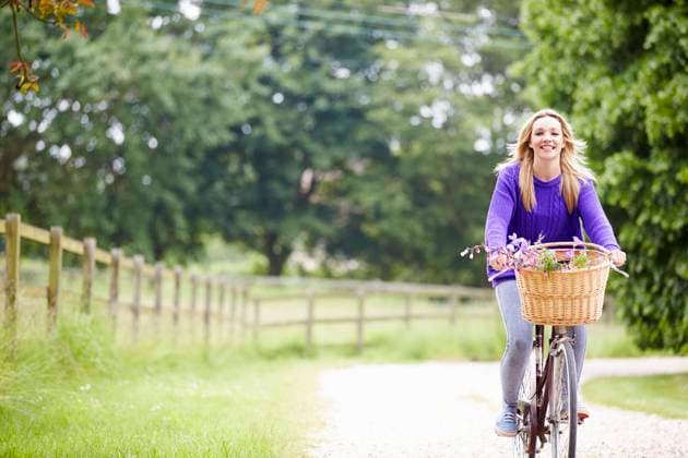 young woman,woman,bicycle,cyclist,girl,girls,young women,female,ladies,lady,women,bicycles,bike,cyclists mmq-mfq ,model released, Symbolfoto