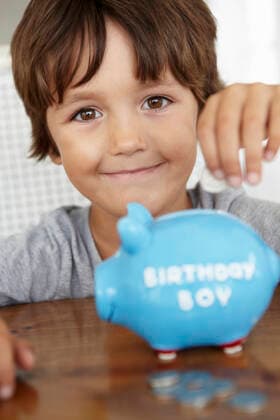 junge,sparen,sparschwein,jungen,gespart,sparsam,sparsamkeit,sparbüchse,sparbüchsen,spardose,spardosen,sparschweine *** boy,save,piggy bank,boys,saves,piggy banks mmq-mxn ,model released, Symbolfoto
