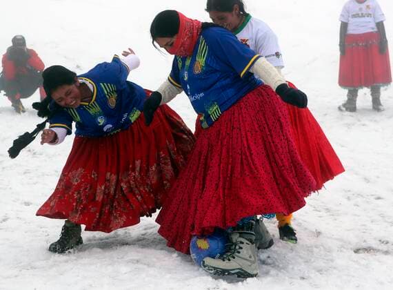 Bolivien, Frauen der Aymara-Volksgruppe spielen auf 5000m Höhe in den Anden Fußball Several Aymara women, known as the climbing cholitas Bolivia Climbing , play soccer at 5,000 meters of altitude on September 15, 2021, in the snowy Huayna Potosí, in Milluni, Bolivia, 15 September 2021 (Issued 17 September 2021). At 5,000 meters of altitude, the Bolivian cholitas climbers braved the snow, the intense fog and the cold to play a soccer game near the top of the imposing Huayna Potosi, 6,088 meters high, and show that yes, it can be done. Bolivian climbing cholitas play soccer at 5,000 meters of altitude !ACHTUNG: NUR REDAKTIONELLE NUTZUNG! Copyright: xMartinxAlipazx AME4618 1006683754st