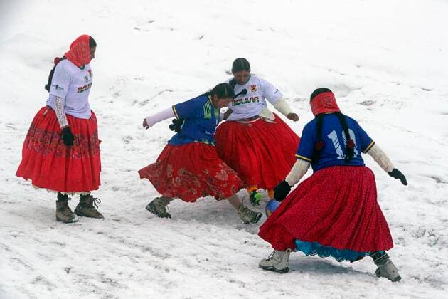 Bolivien, Frauen der Aymara-Volksgruppe spielen auf 5000m Höhe in den Anden Fußball Several Aymara women, known as the climbing cholitas Bolivia Climbing , play soccer at 5,000 meters of altitude on September 15, 2021, in the snowy Huayna Potosí, in Milluni, Bolivia, 15 September 2021 (Issued 17 September 2021). At 5,000 meters of altitude, the Bolivian cholitas climbers braved the snow, the intense fog and the cold to play a soccer game near the top of the imposing Huayna Potosi, 6,088 meters high, and show that yes, it can be done. Bolivian climbing cholitas play soccer at 5,000 meters of altitude !ACHTUNG: NUR REDAKTIONELLE NUTZUNG! Copyright: xMartinxAlipazx AME4616 1006683756st