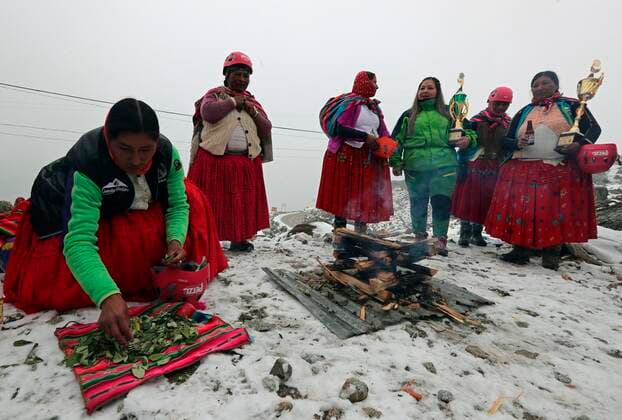 Bolivien, Frauen der Aymara-Volksgruppe spielen auf 5000m Höhe in den Anden Fußball Several Aymara women, known as the climbing cholitas Bolivia Climbing , perform an Andean rite before climbing the snowy Huayna Potosí to play soccer at 5,000 meters of altitude, in Milluni, Bolivia, 15 September 2021 (Issued 17 September 2021). At 5,000 meters of altitude, the Bolivian cholitas climbers braved the snow, the intense fog and the cold to play a soccer game near the top of the imposing Huayna Potosi, 6,088 meters high, and show that yes, it can be done. Bolivian climbing cholitas play soccer at 5,000 meters of altitude !ACHTUNG: NUR REDAKTIONELLE NUTZUNG! Copyright: xMartinxAlipazx AME4610 1006683757st