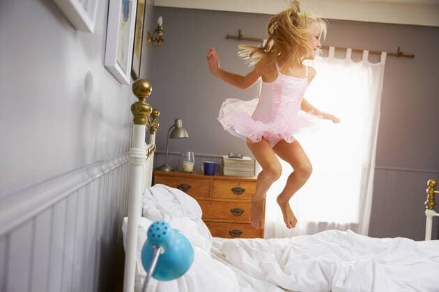 IMAGO Creative: 2021 Favoriten IMAGO Creative: Jahreszeit Winter, Fantasievoll drinnen spielen mädchen,kindheit,schlafzimmer,ballerina,luftsprung,kinderzeit,schlafraum,ballerinas,balletttänzer,balletttänzerin,balletttänzerinnen,tänzer,tänzerin,tänzerinnen,freude,freudensprung,freudensprünge,luftsprünge,springen,sprung *** girl,childhood,bedroom,ballet dancer,jumping,girls,childhoods,children,kid,kids,bedrooms,ballet dancers,jump,jumper mmq-p7n ,model released, Symbolfoto