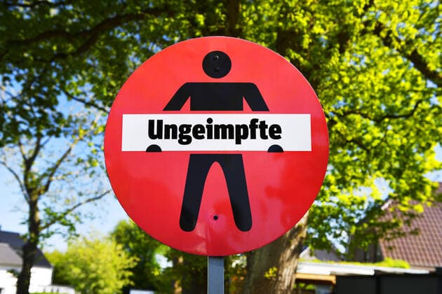 PHOTOMONTAGE, no-trespass sign with inscription Unvaccinated ** NUR FUER REDAKTIONELLE ZWECKE ** EDITORIAL USE ONLY **