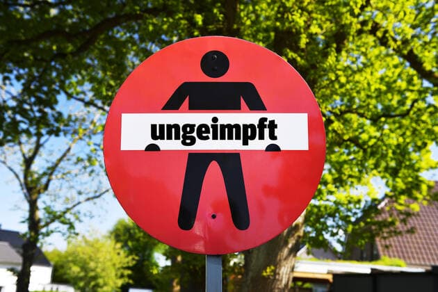 PHOTOMONTAGE, no-trespassing sign with inscription unvaccinated ** NUR FUER REDAKTIONELLE ZWECKE ** EDITORIAL USE ONLY **