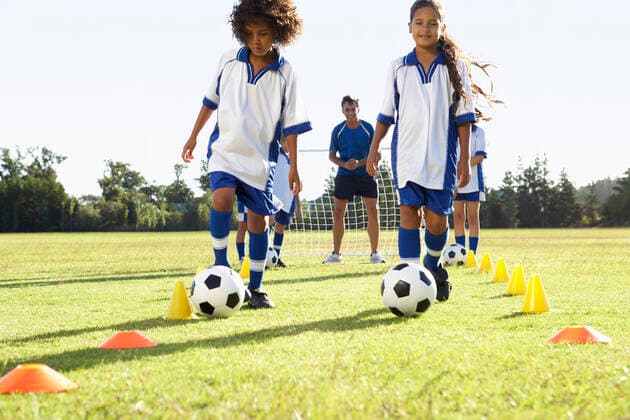 IMAGO Creative: Lokalhelden - Jugendsportbildung dribbeln,training,trainieren *** dribbling,sports training,exercise,exercising mmq-q4s ,model released, Symbolfoto