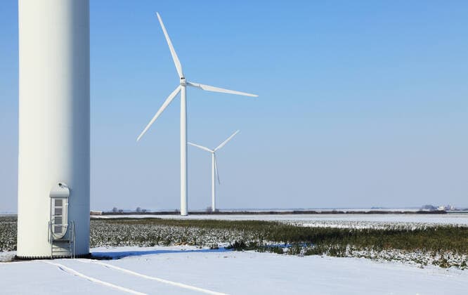 IMAGO Creative: Landleben, Mit Nachhaltigkeit grün auf dem Land leben Image of a field with wind turbines during the winter. xRaduxRazvanx2011 1053_RF_08_5053624