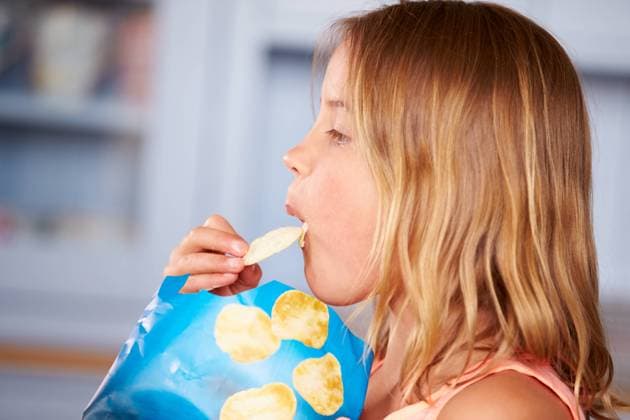 mädchen,ungesunde ernährung,kartoffelchips,ernährung,ungesund,chips *** girl,unhealthy,potato chips,girls,unhealthies,potato chip mmq-r0s ,model released, Symbolfoto