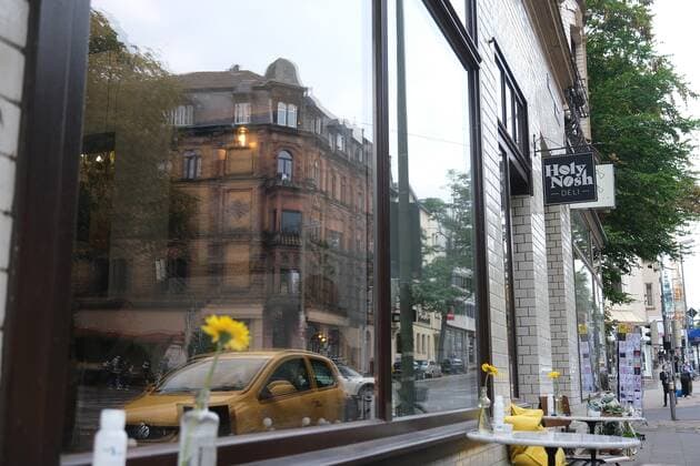 17 09 2021xkhx Kassel, Friedrich Ebert Str goalkeeper Silvio Heinevetter 12, MT Melsungen will take over Cafe Holy Nosh Deli in Kassel with Kassel restaurateur Yannick Klütsch Sudhaus from 1 10 2021 Picture shows Holy Nosh Deli in Kassel