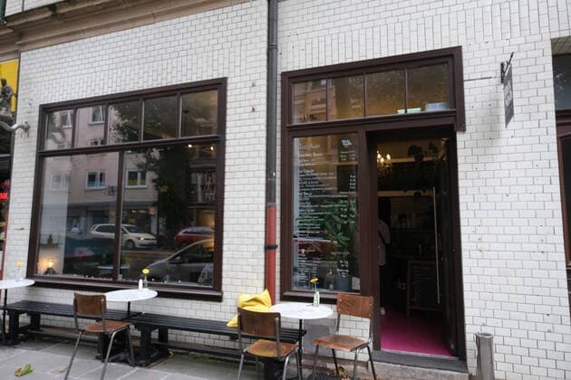 17 09 2021xkhx Kassel, Friedrich Ebert Str goalkeeper Silvio Heinevetter 12, MT Melsungen will take over Cafe Holy Nosh Deli in Kassel with Kassel restaurateur Yannick Klütsch Sudhaus from 1 10 2021 Picture shows Holy Nosh Deli in Kassel