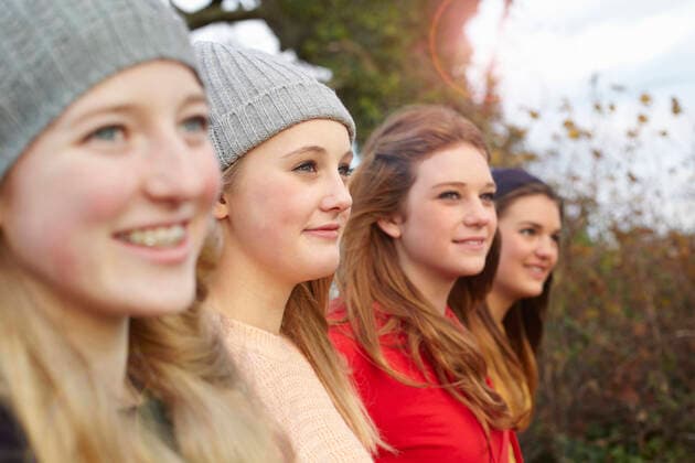 IMAGO Creative: Landleben - Alfresco, Draußen Close up of four teenage girls outdoors, 30.12.2013, Copyright: xTimxMacPhersonx, model released, wearing,blond hair,brown hair,close-up,differential focus,head and shoulders,side view,at home,childhood,bonding,carefree,fun,innocence,sharing,togetherness,friendship,happiness,tree trunk,tree,bare tree,in a row,teenager,13 to 15 years,caucasian ethnicity,female,girl,teenage girl,only teenage girls,four people,small group of people,outdoors,garden,rural,day,casual clothing,knit hat,sweater,posing,smiling,standing,long hair,lifestyle,leisure,enjoyment,only female,best friends,country living,January 2014 Release,Photographing,Posing,Standing,Caucasian Ethnicity,Teenager,Female,Girls,Girl,Teenage Girls,Teenage Girl,Only Teenage Girls,Carefree, Ref:IS09AF3RN