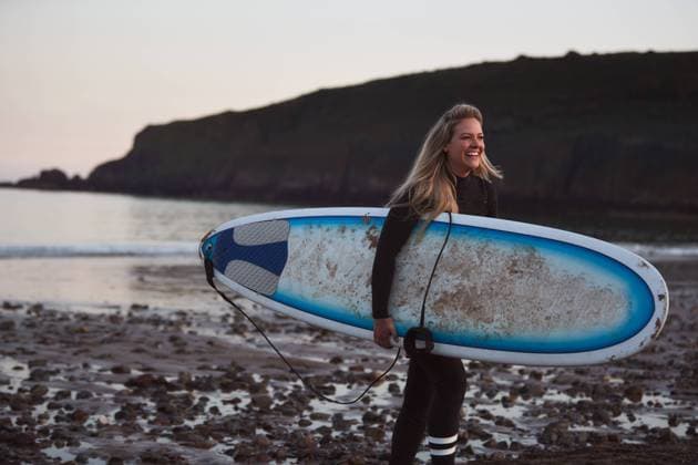 IMAGO Creative: Clickbait, Sport und Fitness glücklich,küste,surfbrett,surferin,glück,glücklichsein,küsten,surfboard,surf,surfer,wellenreiten,wellenreiter,wellenreiterin *** happy,coast,surfboard,surfer,happies,coasts,surfboards,surfers mmq-zt7 ,model released, Symbolfoto
