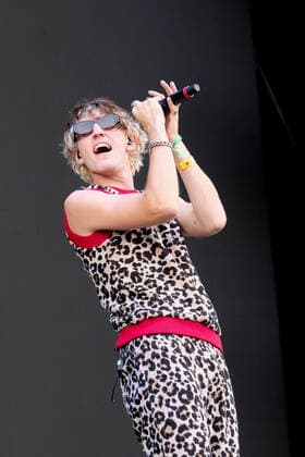 Isle of Wight Festival - Lona Konzert September 17, 2021, Newport, United Kingdom: John Clancy, lead singer with English alternative rock band LONA performs live on stage during the opening ceremony of the Isle of Wight festival. Newport United Kingdom - ZUMAs197 20210917_zaa_s197_277 Copyright: xDawnxFletcher-Parkx