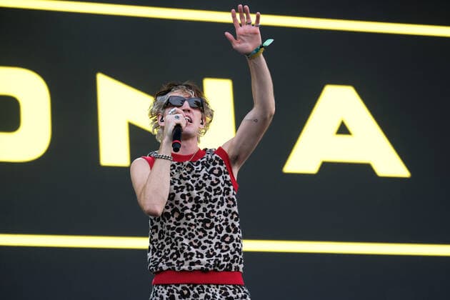 Isle of Wight Festival - Lona Konzert September 17, 2021, Newport, United Kingdom: John Clancy, lead singer with English alternative rock band LONA performs live on stage during the opening ceremony of the Isle of Wight festival. Newport United Kingdom - ZUMAs197 20210917_zaa_s197_278 Copyright: xDawnxFletcher-Parkx