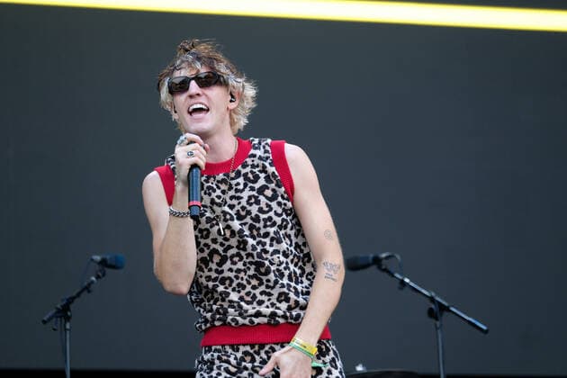 Isle of Wight Festival - Lona Konzert September 17, 2021, Newport, United Kingdom: John Clancy, lead singer with English alternative rock band LONA performs live on stage during the opening ceremony of the Isle of Wight festival. Newport United Kingdom - ZUMAs197 20210917_zaa_s197_279 Copyright: xDawnxFletcher-Parkx