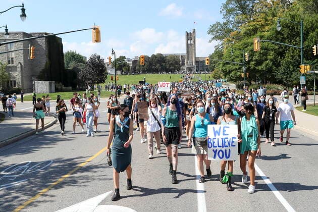Kanada, Proteste gegen sexuelle Gewalt gegen Frauen an der Western University, London September 17, 2021, London, on, Canada: Western University students march during a walkout in support of sexual assault survivors, in London, Ont., Friday, Sept. 17, 2021. London Canada - ZUMAc35_ 20210917_zaf_c35_030 Copyright: xNicolexOsbornex
